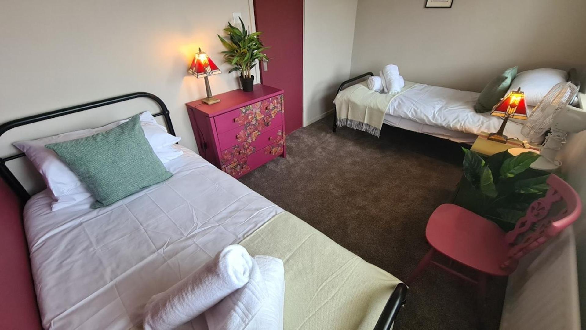 The Oval By Spires Accommodation A Comfortable Place To Stay In Swadlincote Church Gresley 外观 照片